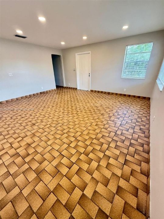 For Rent: $2,400 (3 beds, 2 baths, 5078 Square Feet)