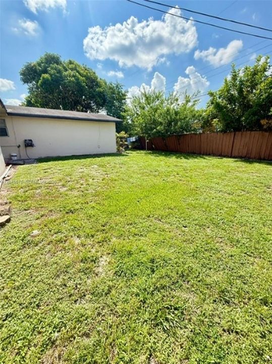 For Rent: $2,400 (3 beds, 2 baths, 5078 Square Feet)
