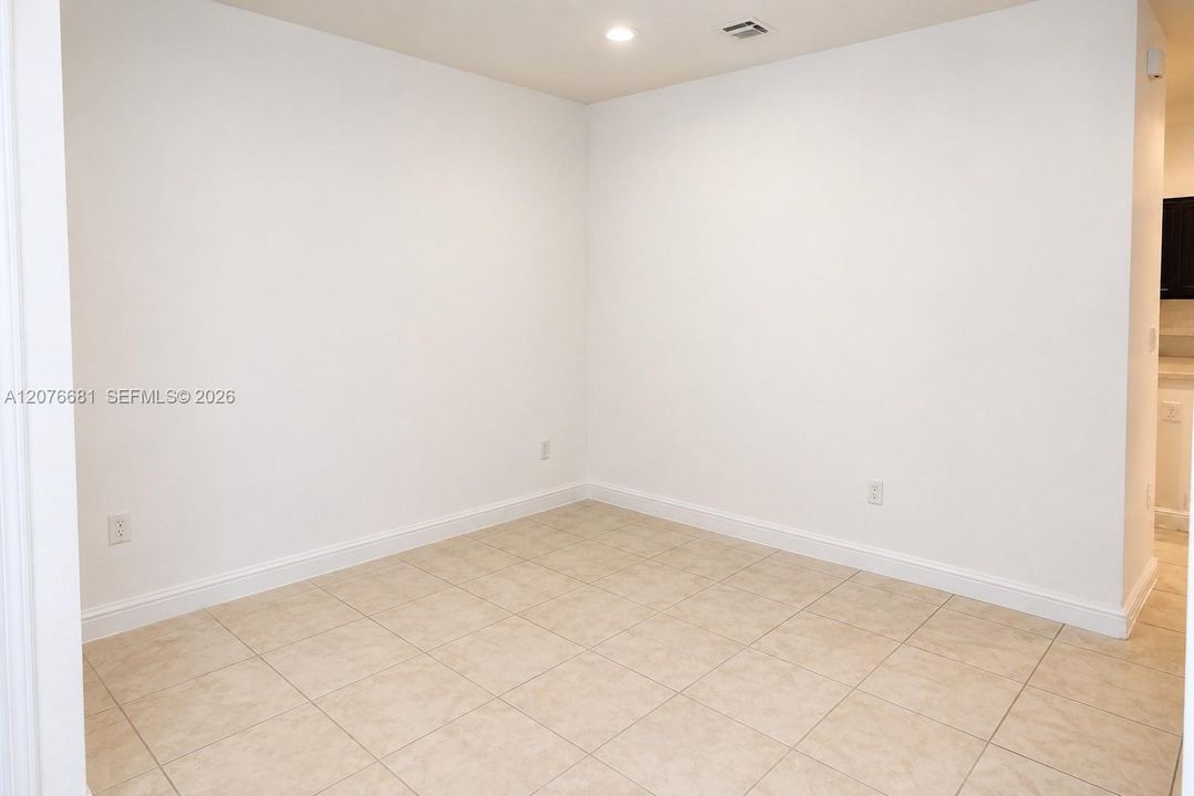 En Renta: $2,590 (3 camas, 2 baños, 1565 Pies cuadrados)
