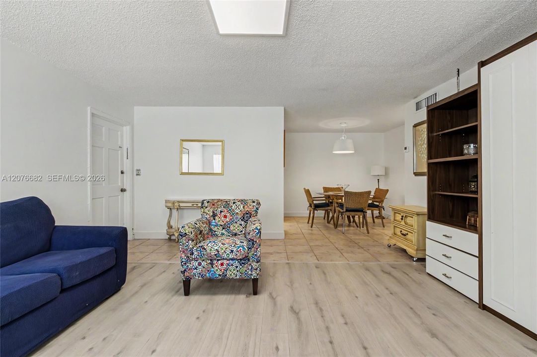 For Rent: $1,490 (1 beds, 1 baths, 806 Square Feet)