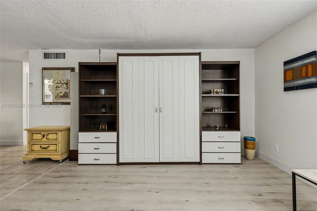 For Rent: $1,490 (1 beds, 1 baths, 806 Square Feet)