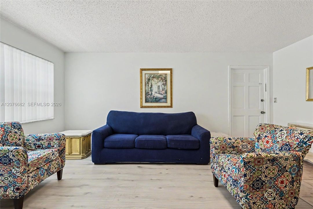 For Rent: $1,490 (1 beds, 1 baths, 806 Square Feet)