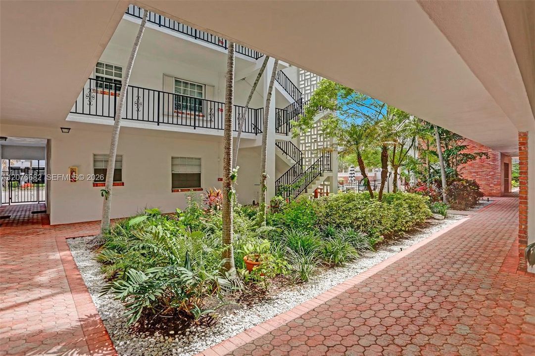 For Rent: $1,490 (1 beds, 1 baths, 806 Square Feet)