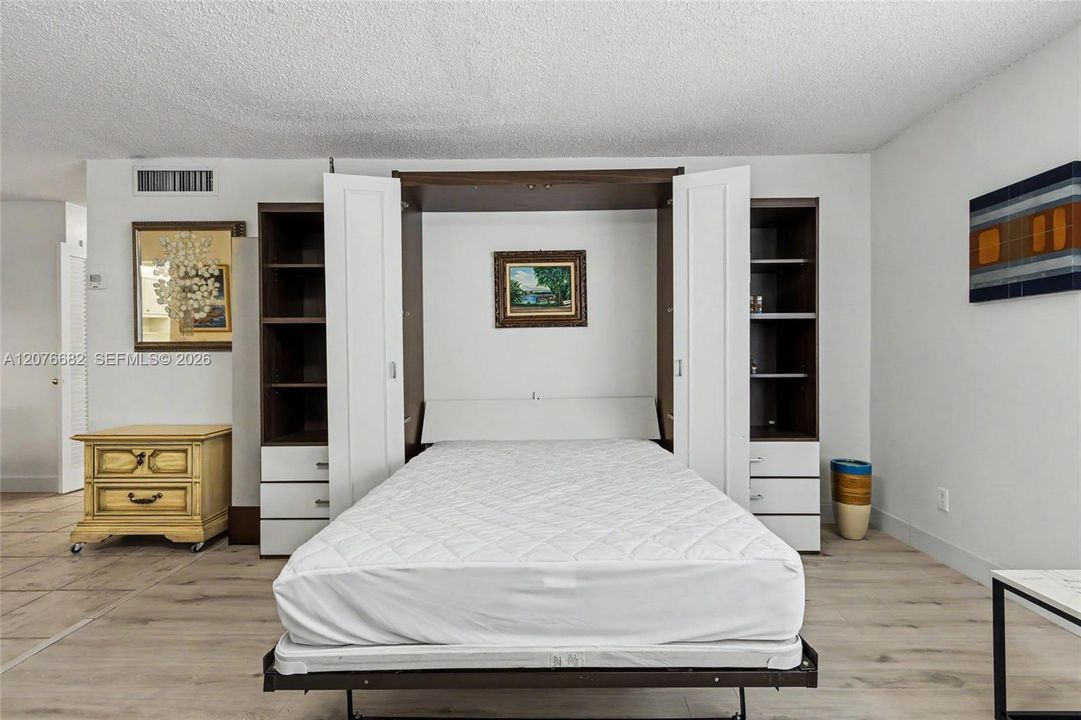 For Rent: $1,490 (1 beds, 1 baths, 806 Square Feet)