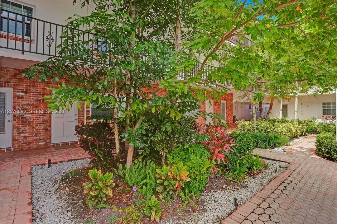 For Rent: $1,490 (1 beds, 1 baths, 806 Square Feet)