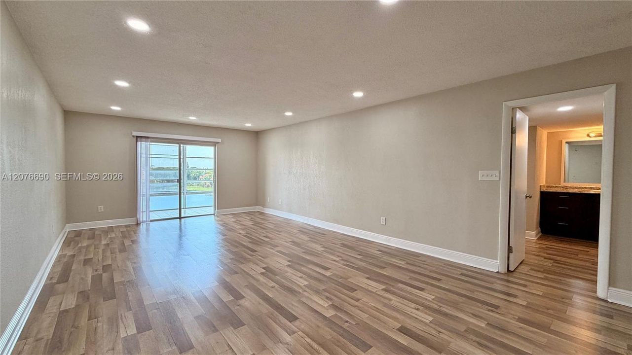 For Rent: $1,800 (1 beds, 1 baths, 1077 Square Feet)