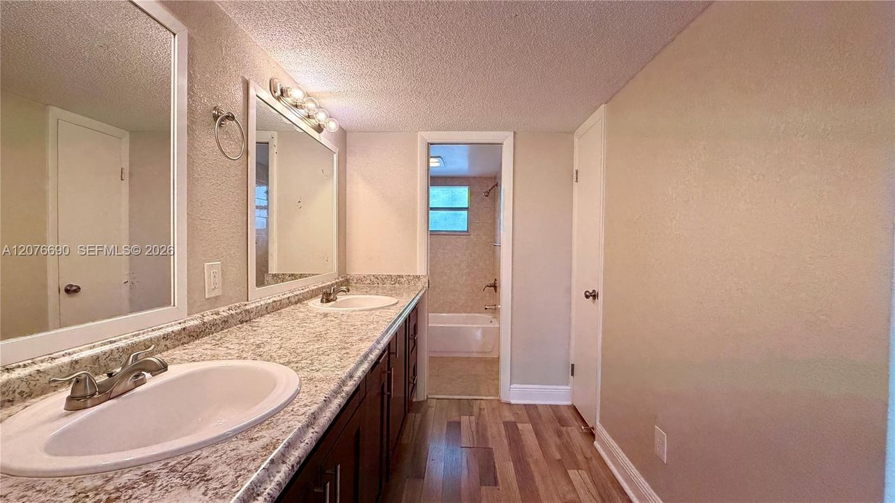 For Rent: $1,800 (1 beds, 1 baths, 1077 Square Feet)