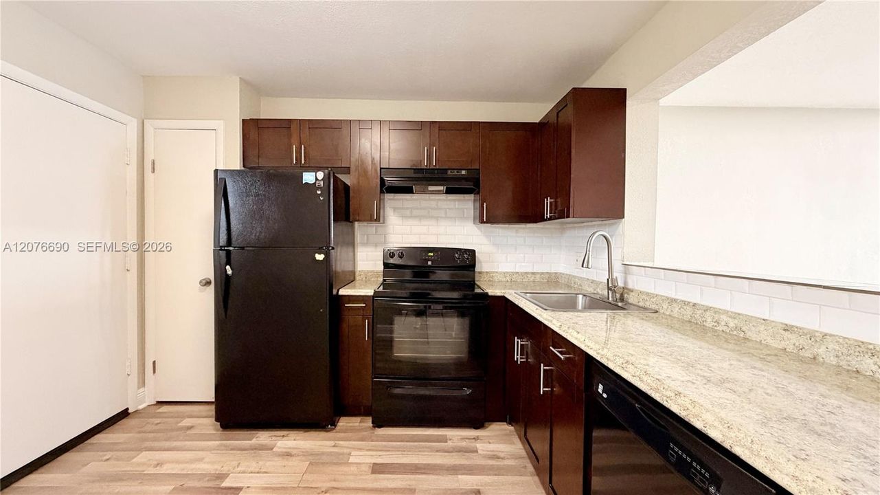 For Rent: $1,800 (1 beds, 1 baths, 1077 Square Feet)