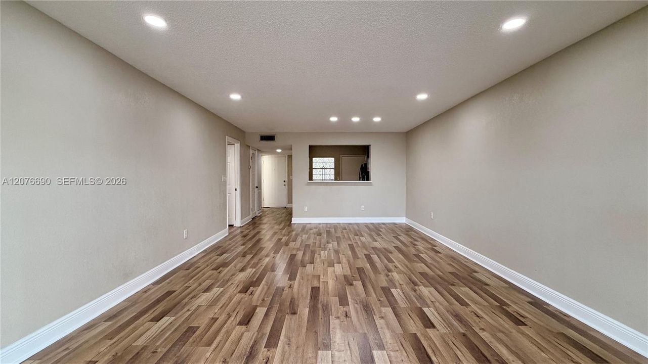 For Rent: $1,800 (1 beds, 1 baths, 1077 Square Feet)