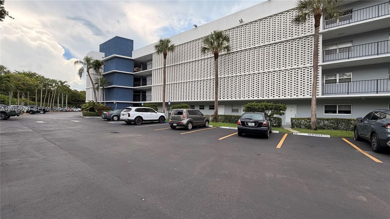 For Rent: $1,800 (1 beds, 1 baths, 1077 Square Feet)