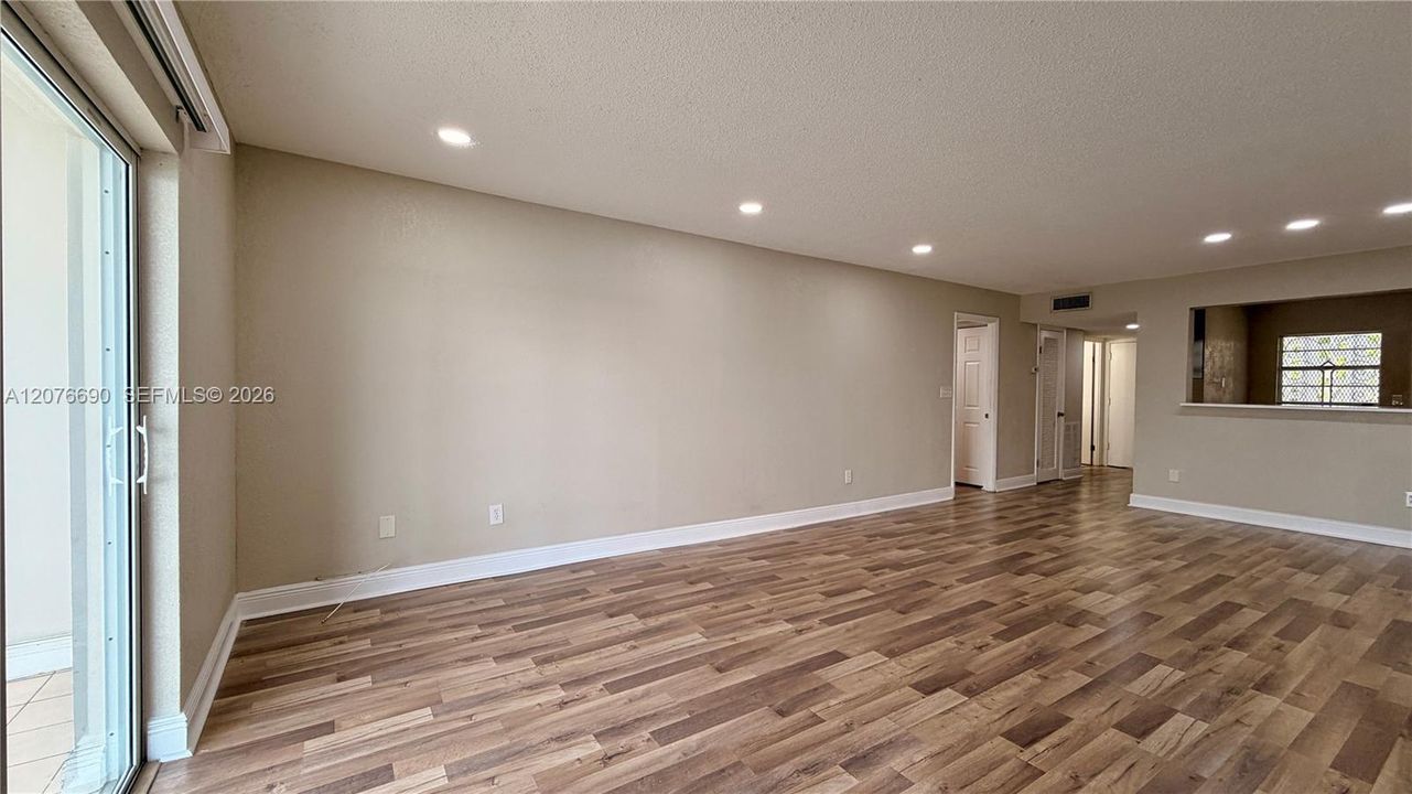 For Rent: $1,800 (1 beds, 1 baths, 1077 Square Feet)