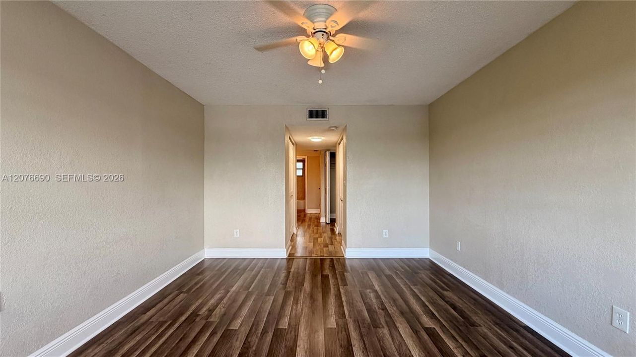 For Rent: $1,800 (1 beds, 1 baths, 1077 Square Feet)