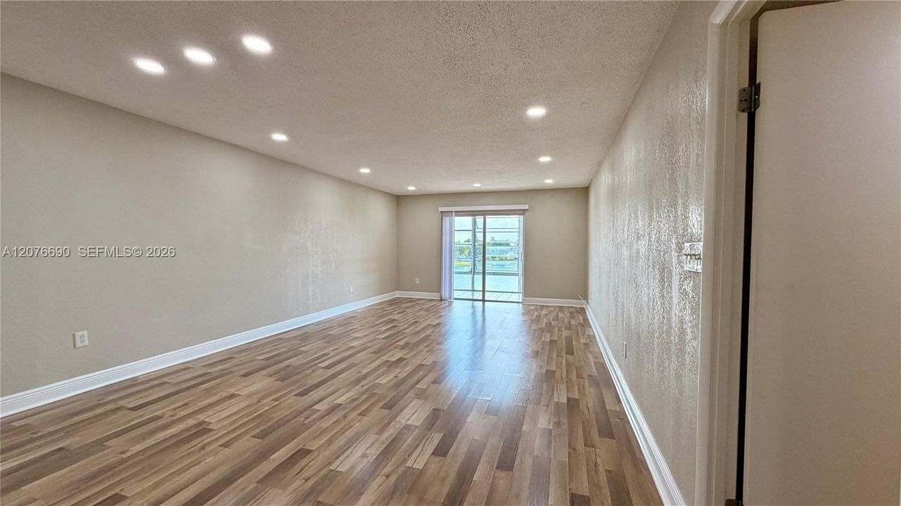 For Rent: $1,800 (1 beds, 1 baths, 1077 Square Feet)