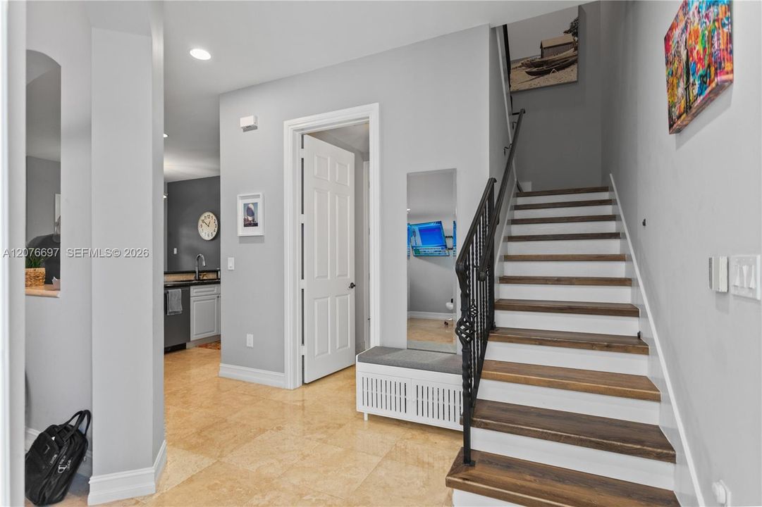 En Venta: $789,900 (3 camas, 2 baños, 2246 Pies cuadrados)