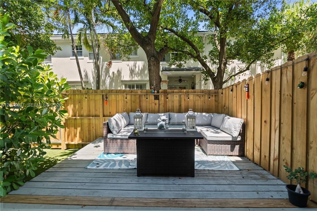 En Venta: $789,900 (3 camas, 2 baños, 2246 Pies cuadrados)