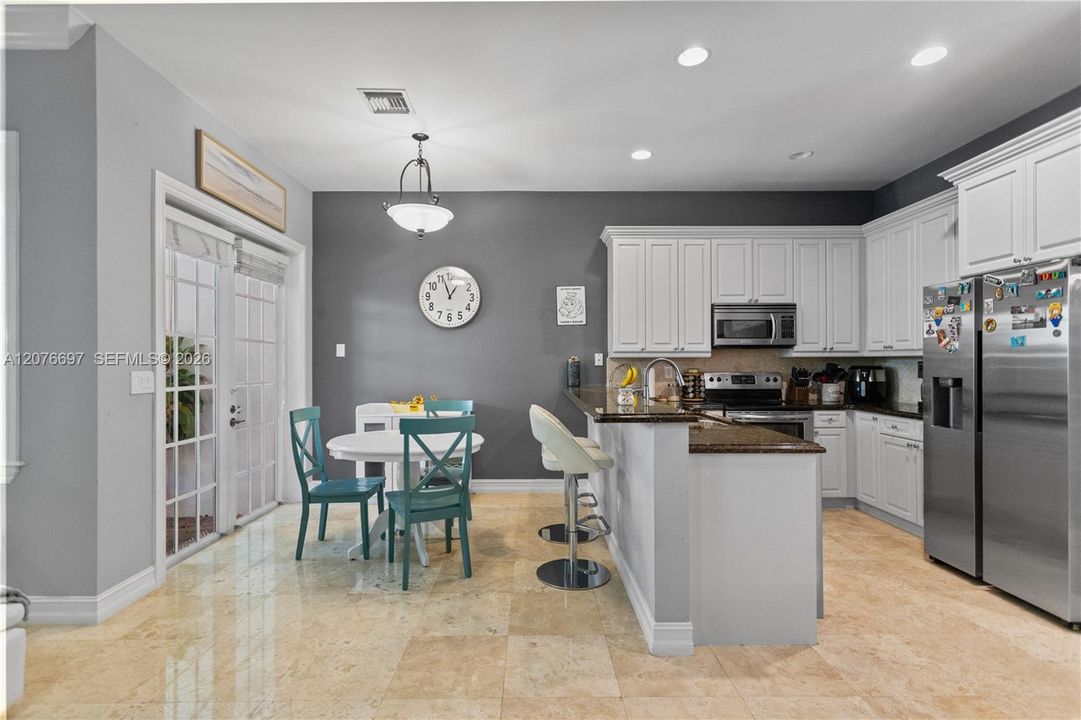 En Venta: $789,900 (3 camas, 2 baños, 2246 Pies cuadrados)
