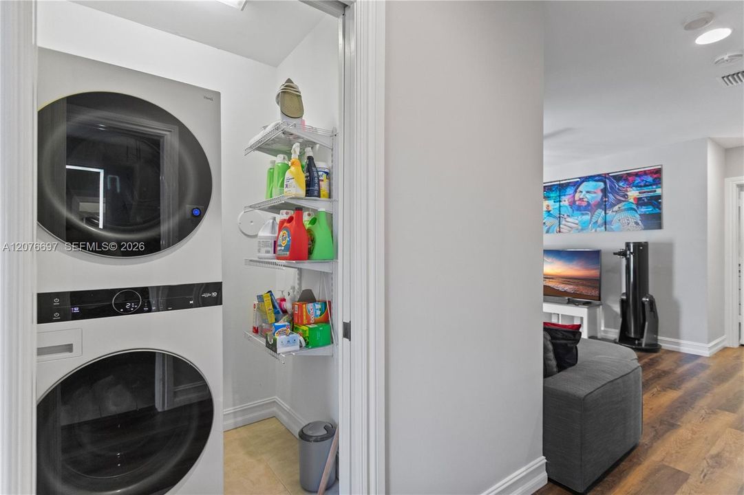 En Venta: $789,900 (3 camas, 2 baños, 2246 Pies cuadrados)