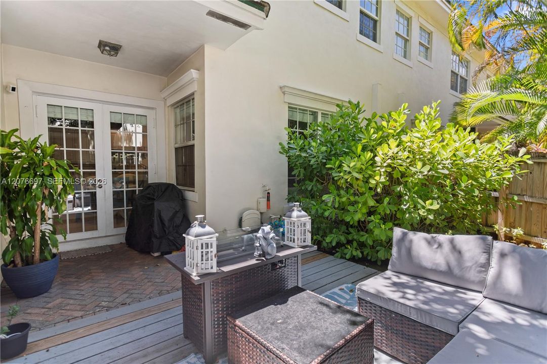 En Venta: $789,900 (3 camas, 2 baños, 2246 Pies cuadrados)