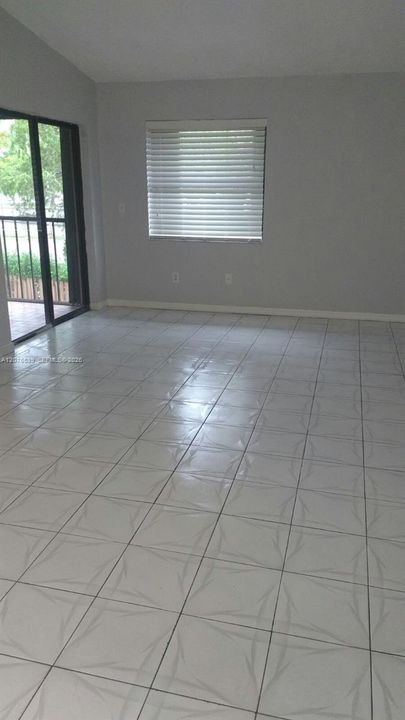 For Sale: $285,000 (2 beds, 2 baths, 993 Square Feet)