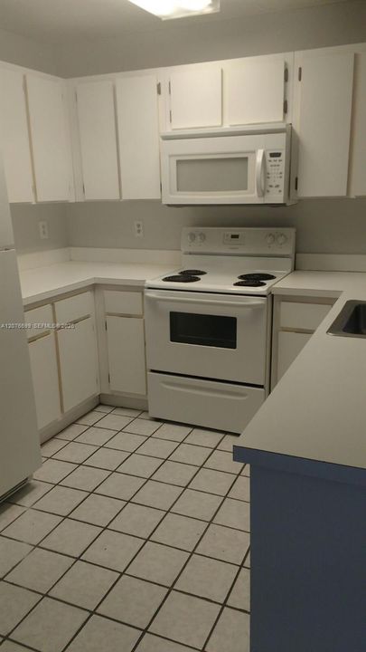 For Sale: $285,000 (2 beds, 2 baths, 993 Square Feet)