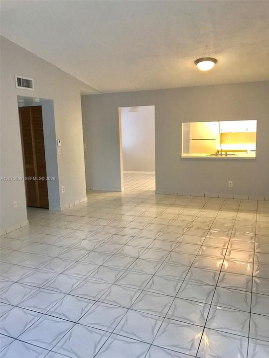 For Sale: $285,000 (2 beds, 2 baths, 993 Square Feet)