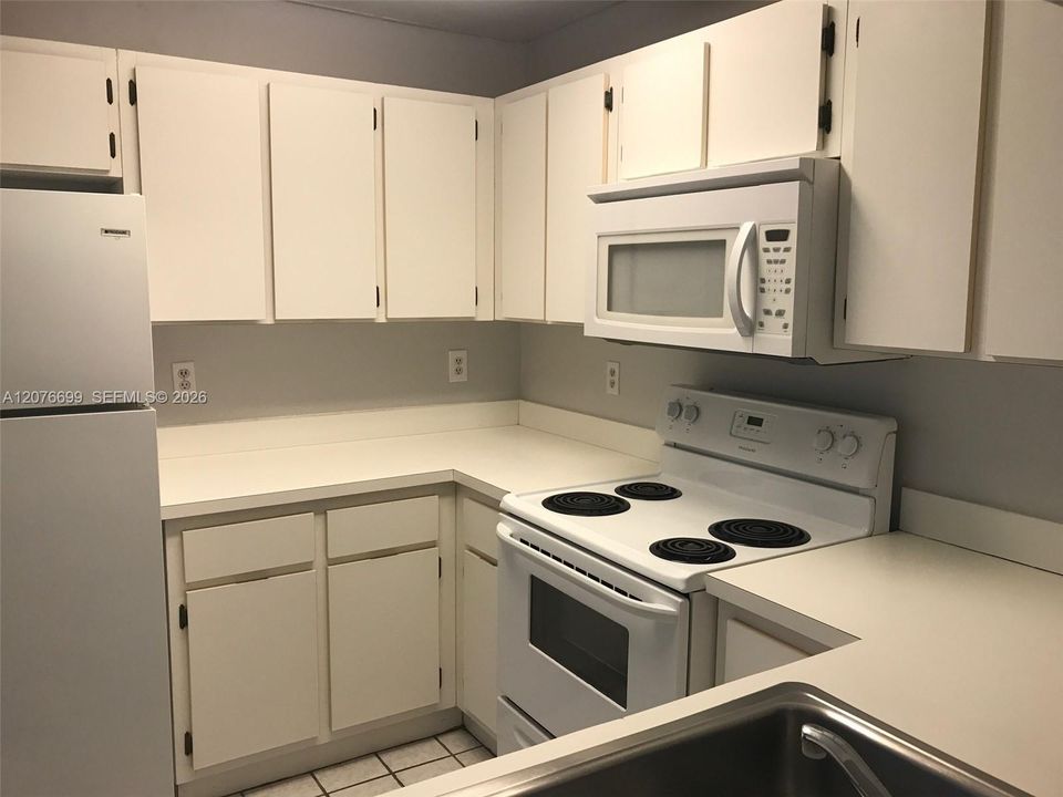 For Sale: $285,000 (2 beds, 2 baths, 993 Square Feet)