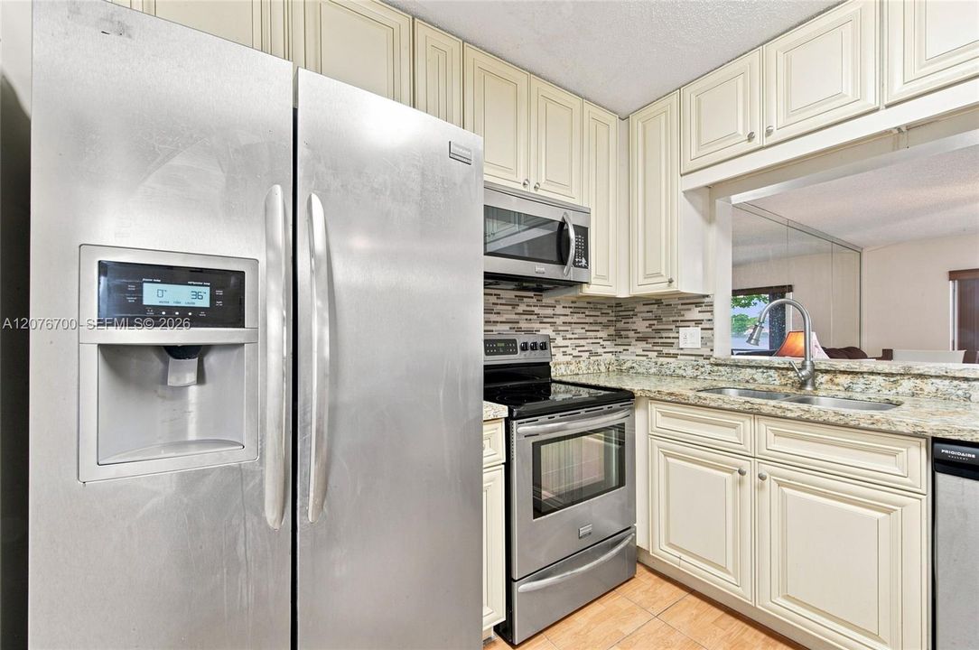 На продажу: $175,000 (2 спален, 2 ванн, 815 Квадратных фут)