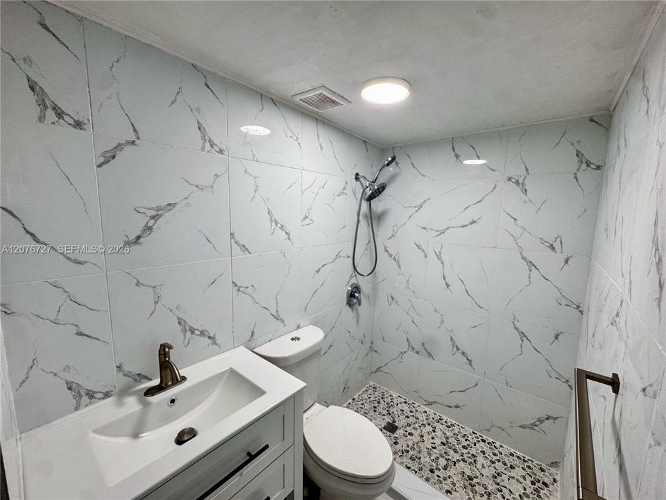For Rent: $2,000 (2 beds, 1 baths, 846 Square Feet)