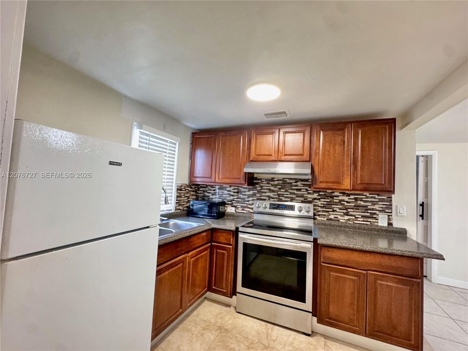 For Rent: $2,000 (2 beds, 1 baths, 846 Square Feet)