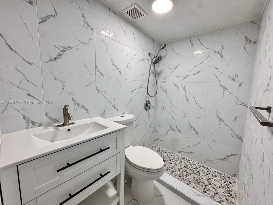 For Rent: $2,000 (2 beds, 1 baths, 846 Square Feet)