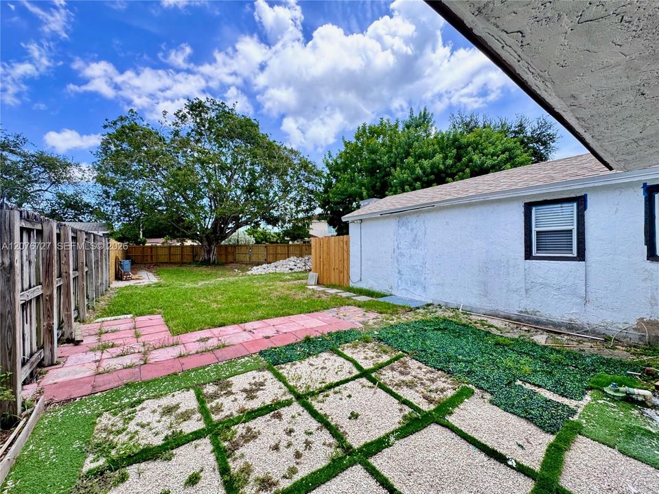 For Rent: $2,000 (2 beds, 1 baths, 846 Square Feet)