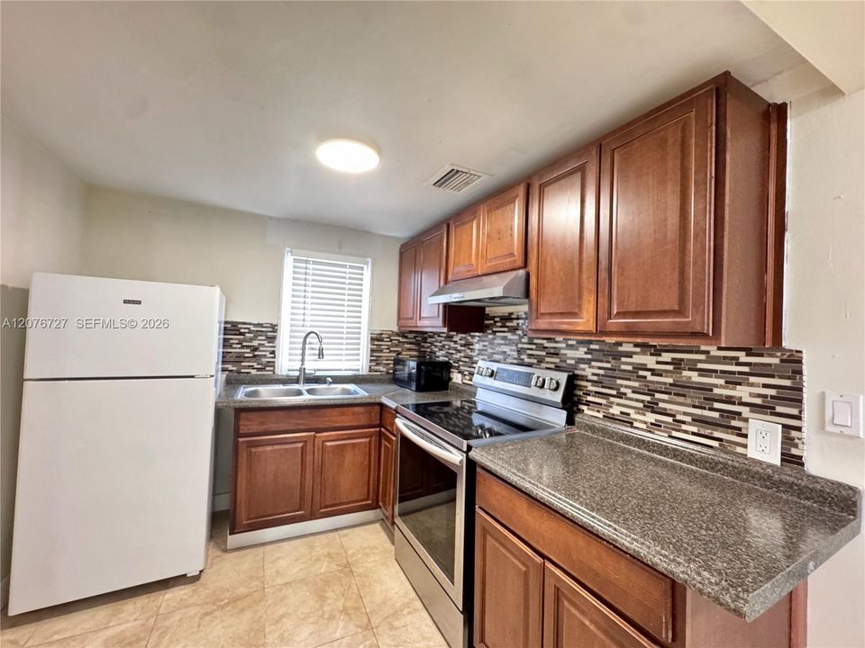 For Rent: $2,000 (2 beds, 1 baths, 846 Square Feet)