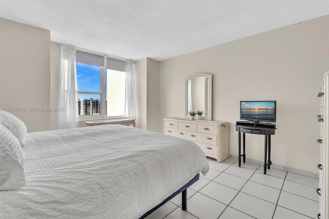 For Rent: $2,400 (1 beds, 1 baths, 790 Square Feet)