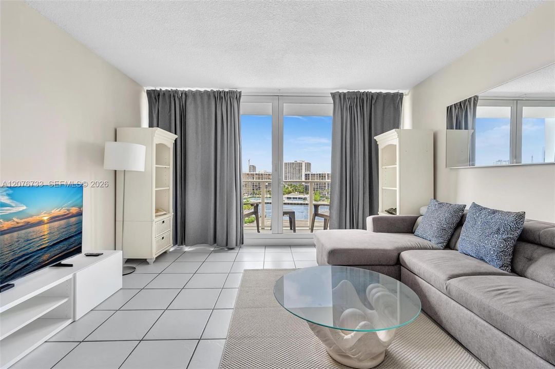 For Rent: $2,400 (1 beds, 1 baths, 790 Square Feet)