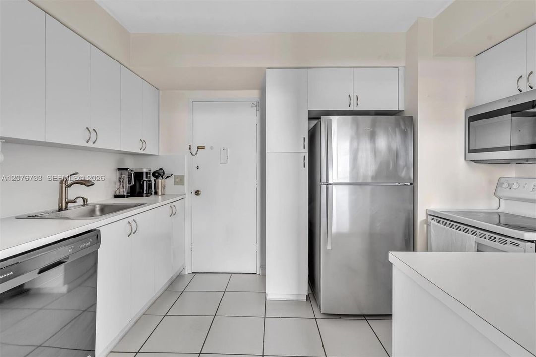 For Rent: $2,400 (1 beds, 1 baths, 790 Square Feet)