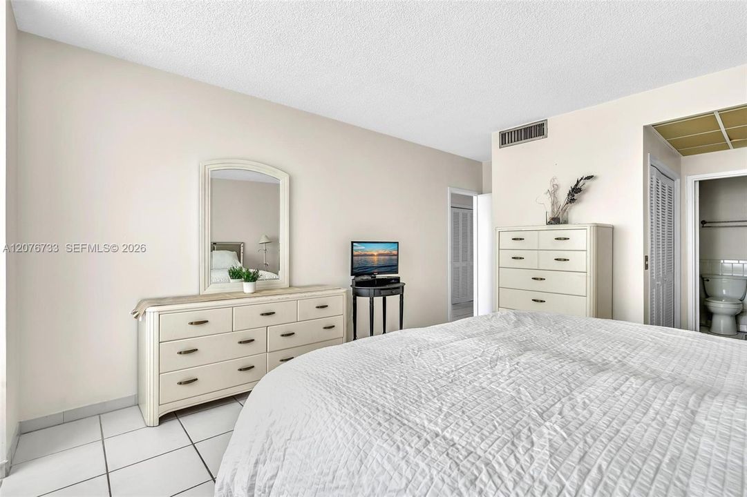 For Rent: $2,400 (1 beds, 1 baths, 790 Square Feet)