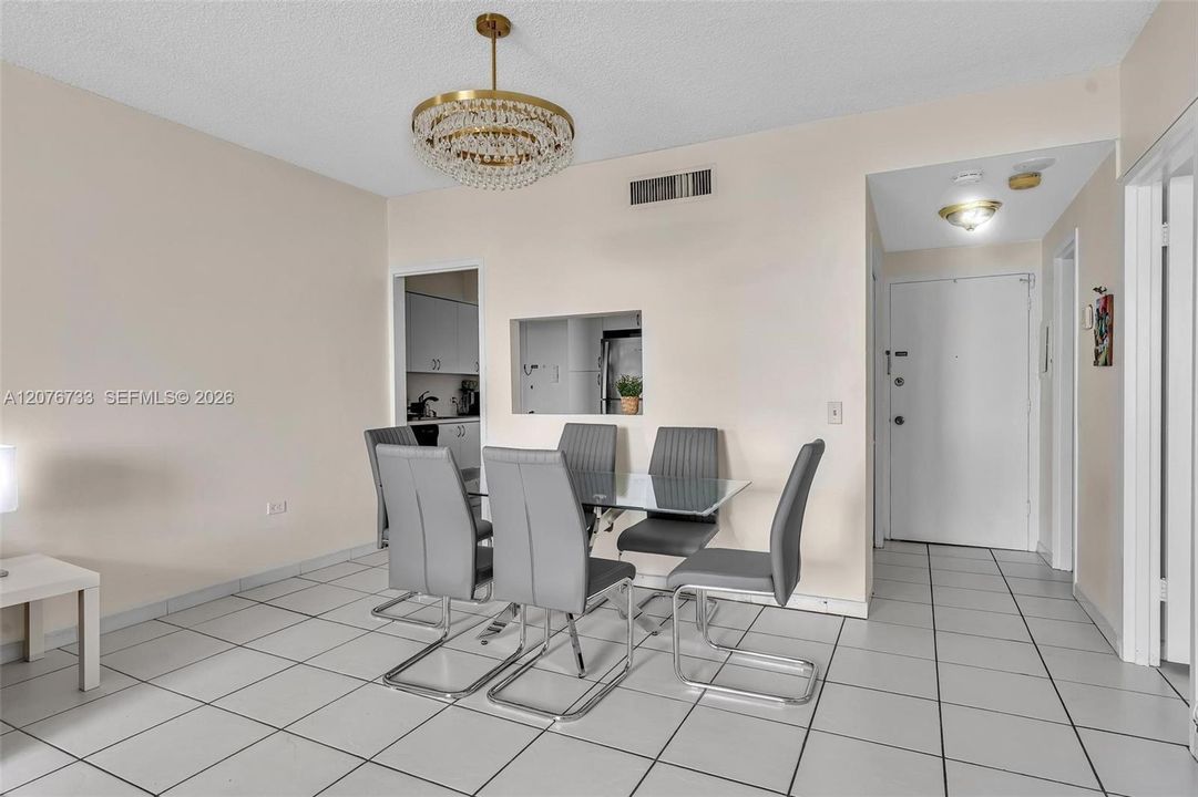 For Rent: $2,400 (1 beds, 1 baths, 790 Square Feet)