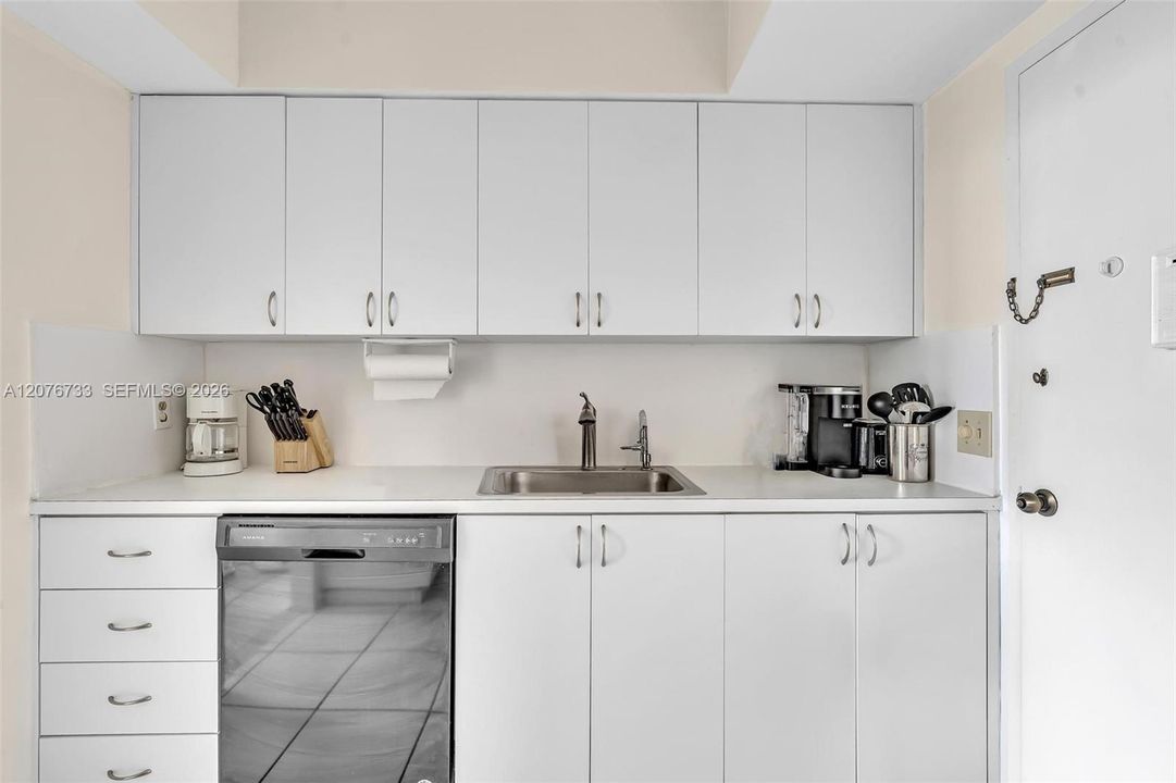 For Rent: $2,400 (1 beds, 1 baths, 790 Square Feet)