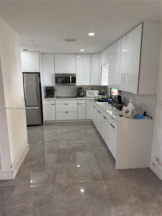 For Rent: $2,850 (2 beds, 2 baths, 940 Square Feet)