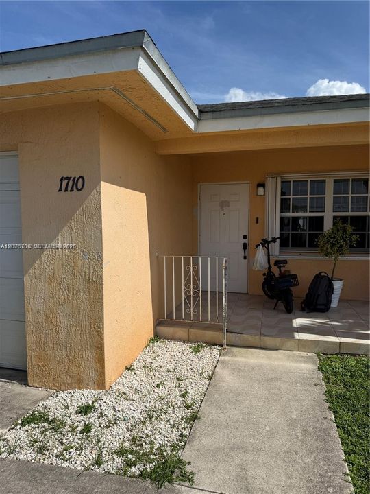 For Rent: $2,850 (2 beds, 2 baths, 940 Square Feet)