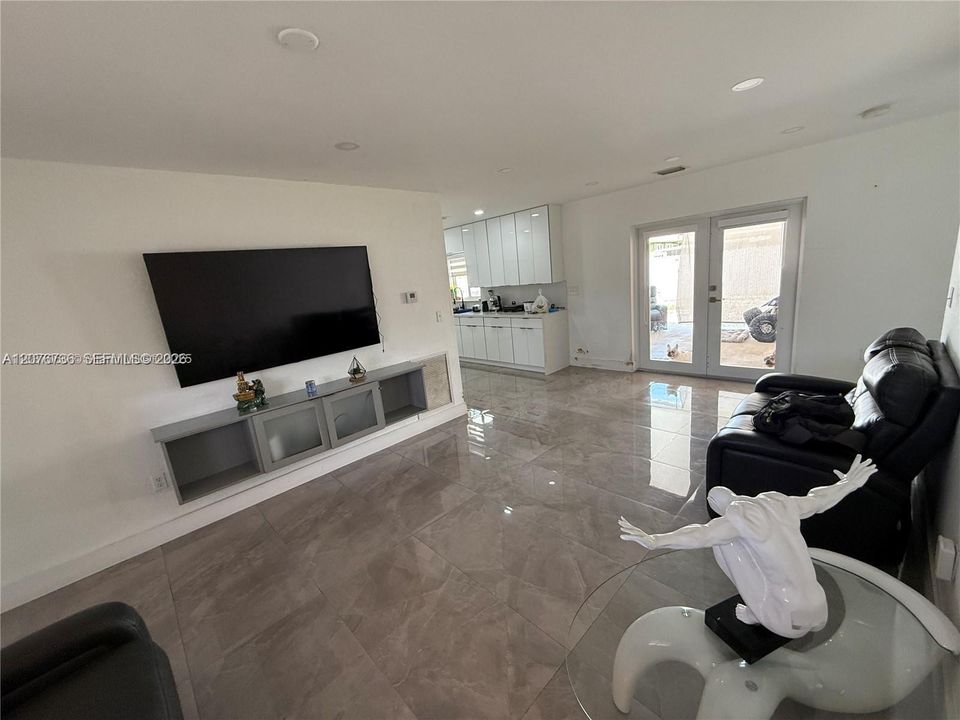 For Rent: $2,850 (2 beds, 2 baths, 940 Square Feet)