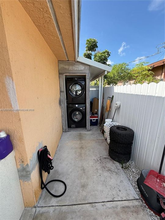 For Rent: $2,850 (2 beds, 2 baths, 940 Square Feet)