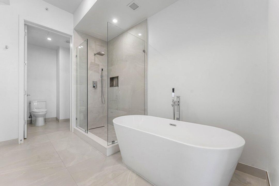 021-220LakeShoreDrive-702-LakePark-FL-33