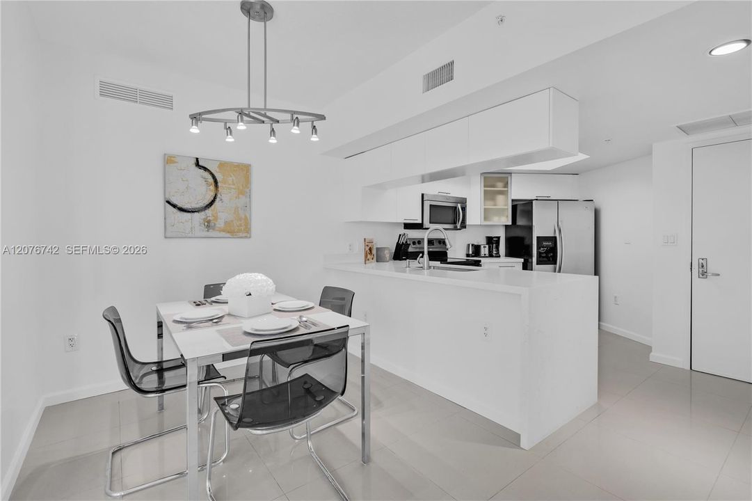 For Rent: $4,500 (2 beds, 2 baths, 1048 Square Feet)