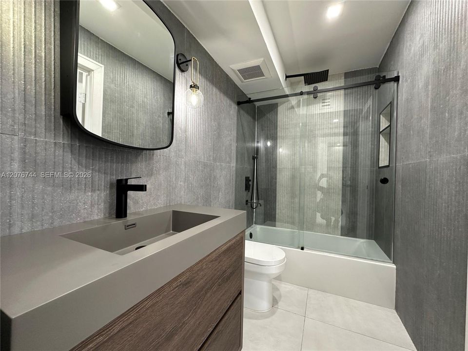 В аренду: $2,800 (1 спален, 1 ванн, 736 Квадратных фут)