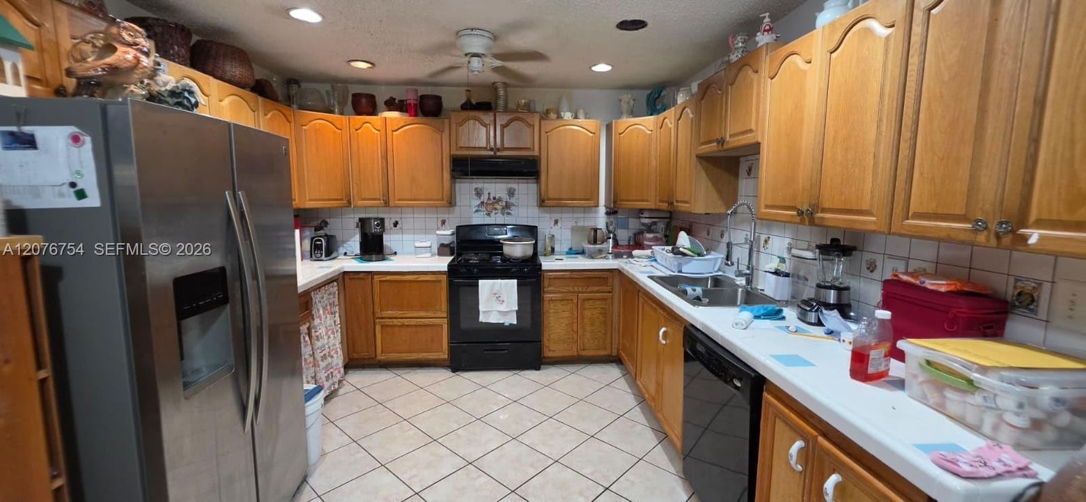 Activo con contrato: $450,000 (4 camas, 2 baños, 1707 Pies cuadrados)