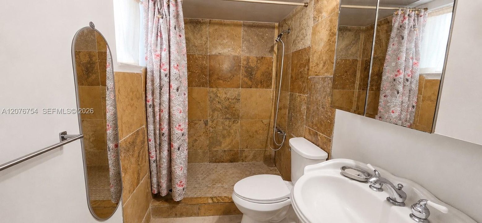 Activo con contrato: $450,000 (4 camas, 2 baños, 1707 Pies cuadrados)