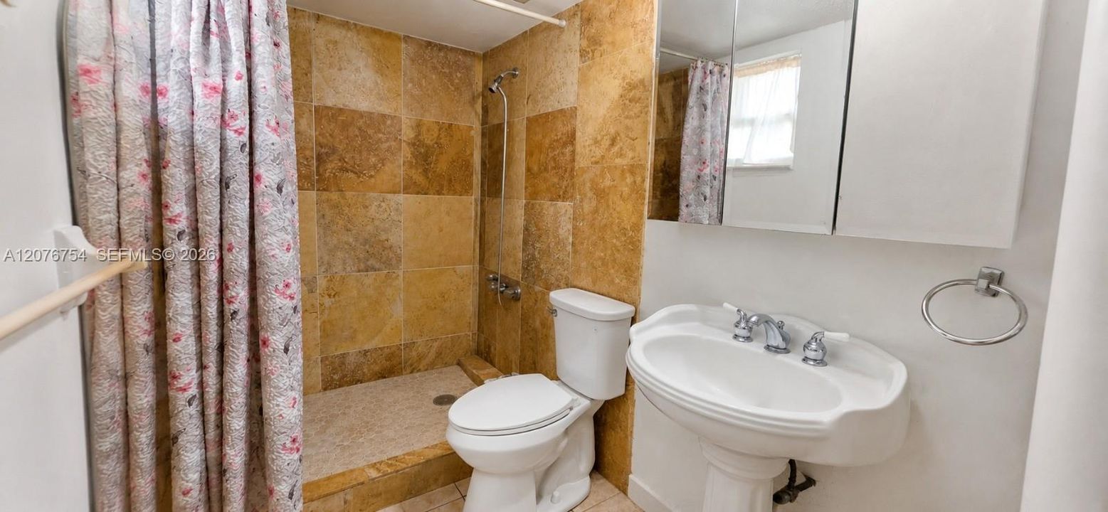 Activo con contrato: $450,000 (4 camas, 2 baños, 1707 Pies cuadrados)