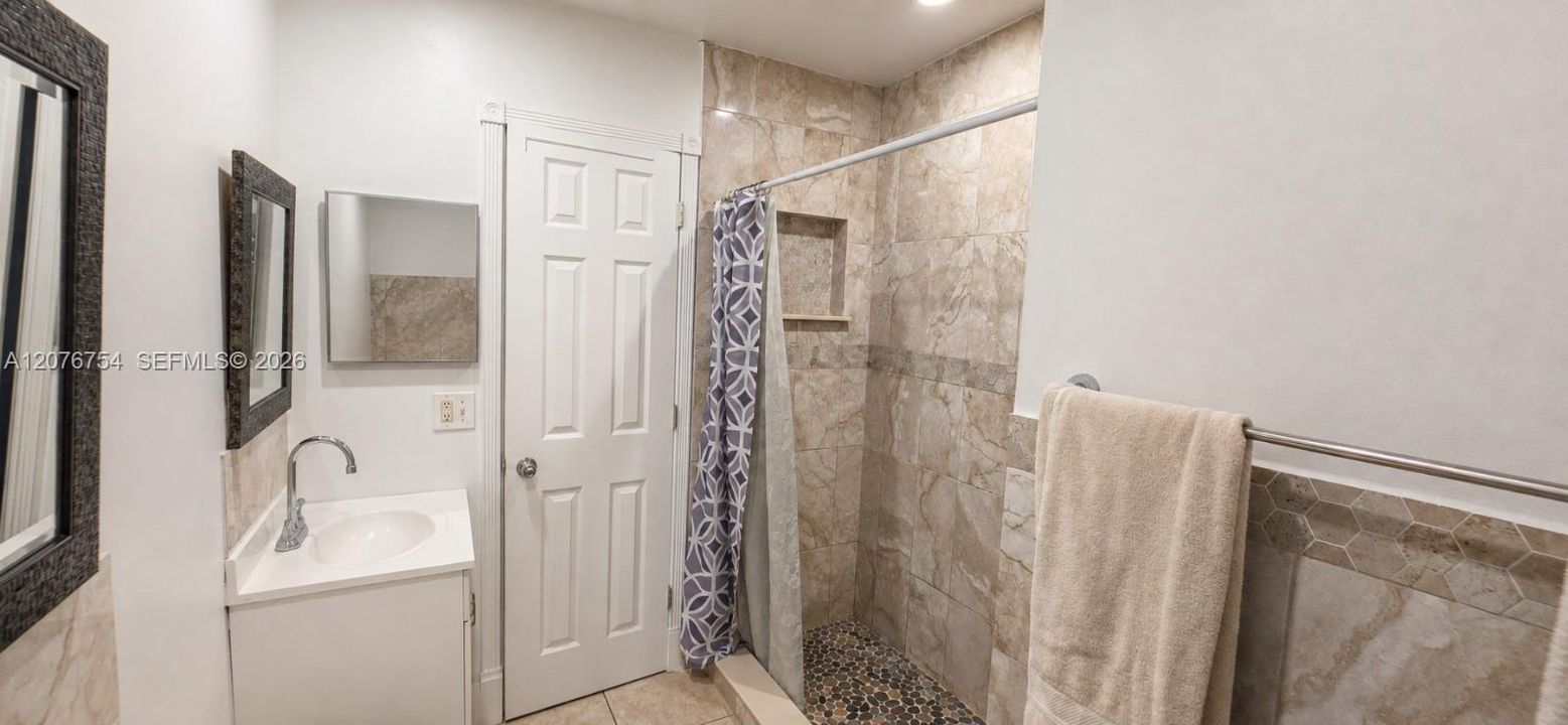 Activo con contrato: $450,000 (4 camas, 2 baños, 1707 Pies cuadrados)