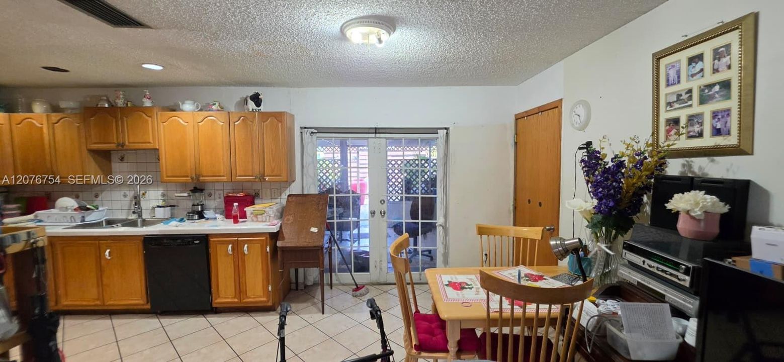 Activo con contrato: $450,000 (4 camas, 2 baños, 1707 Pies cuadrados)